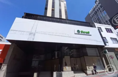 Sala comercial semimobiliada no centro de florianópolis: perfeita para seu negócio