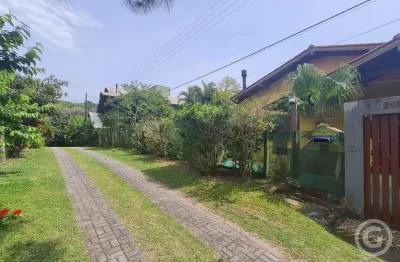 Residência com espaçosa área verde nos ingleses do rio vermelho