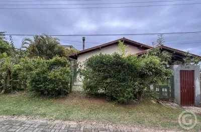 Residência com espaçosa área verde no bairro ingleses do rio vermelho