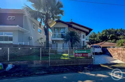 Casa aconchegante e espaçosa com piscina no centro de santa teresa, em são pedro de alcântara