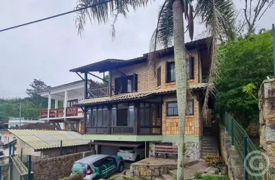 Casa espaçosa e semimobiliada em sambaqui, perfeita para famílias