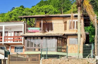 Casa espaçosa e semimobiliada em sambaqui, perfeita para famílias