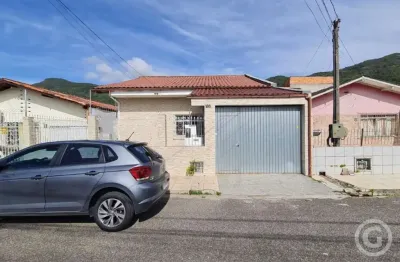 Casa semimobiliada, com 3 dormitórios, perfeita para sua família em monte verde, florianópolis