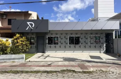 Descubra o futuro do seu negócio nesta ampla casa comercial em Santa Mônica