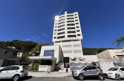 Apartamento amplo com sacada e churrasqueira, em florianópolis