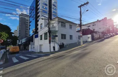 Loja comercial espaçosa no centro de florianópolis: oportunidade para seu negócio prosperar