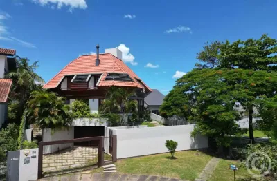 Casa espaçosa em Itaguaçu com vista para o mar e completa infraestrutura