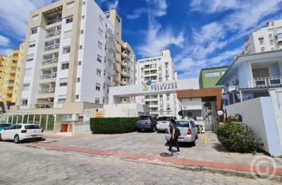 Apartamento amplo e semimobiliado, com duas vagas, na Trindade