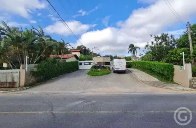 Descubra o conforto de viver em uma ampla casa no Residencial São Thiago, em Cacupé, Florianópolis