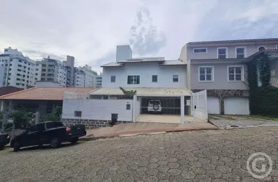 Casa ampla e semimobiliada em Agronômica, ideal para famílias