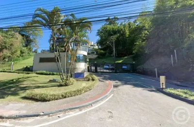 Descubra o prazer de viver em uma casa espaçosa e totalmente mobiliada no coração de Florianópolis