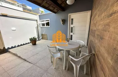 Casa independente linear com três quartos sendo duas suites a 50 metros da praia