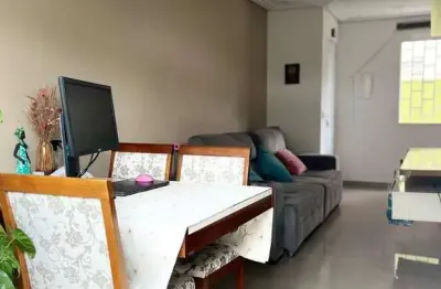 Casa de condomínio, 2 quartos, 1 banheiro e 2 vagas no quita