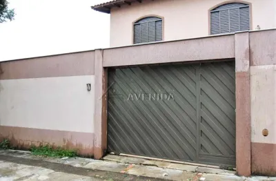 Casa com 3 quartos para alugar na Rua Caviúna, --, Leonor, Londrina por R$ 2.450