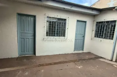 Casa com 3 quartos para alugar na Avenida Theodoro Victorelli, --, Centro, Londrina por R$ 1.300