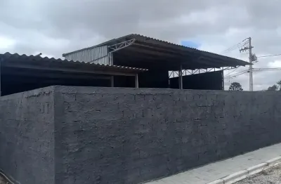 Terreno com um barracão comercial  e uma casa de alvenaria.