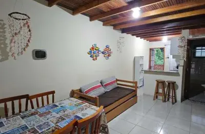 Apartamento com 2 dormitorios sendo 1 suíte a 600 metros da praia maranduba.