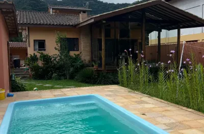 Casa a venda com piscina em ubatuba com 3 quartos e edícula em condomínio