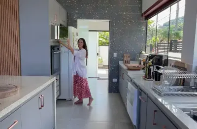 Casa a venda em condomínio fechado na praia do lázaro com 3 quartos e piscina e churrasqueira