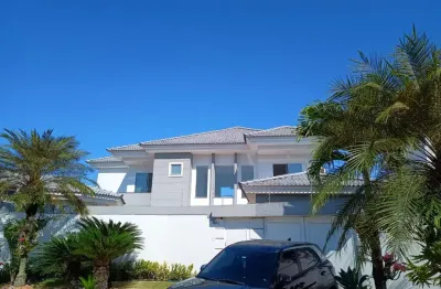Linda casa com 4 suítes sendo 1 no térreo, cozinha com armários planejados, sótão, sala 3 ambientes, piscina, churrasqueira, sauna em uma belíssima área gourmet c/ dep. completa toda a casa com ar con