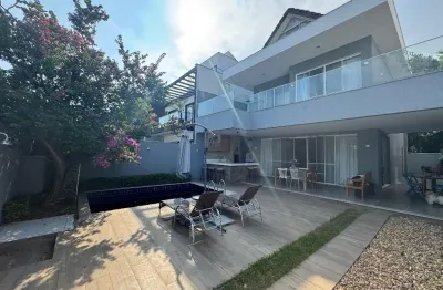 Linda casa à venda no condomínio art life com 3 suítes , sala 3 ambientes, piscina, churrasqueira em um belíssimo cond. clube !