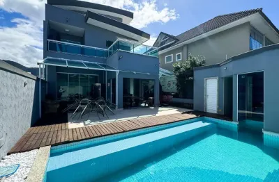 Linda casa a venda no condomínio parc des palmiers no final do recreio início da barra com 3 suítes mais 1 quarto no térreo, sala 3 ambientes , piscina, churrasqueira e jardim em um belíssimo cond. cl