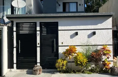 Vendo no pontal linda casa de 2 quartos com piscina e churrasqueira + 2 apt quartos sala cozinha que ficam na parte de cima da casa com entradas independentes !  !