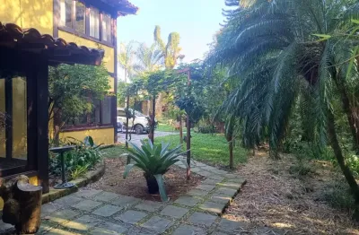 Vendo linda casa em vargem pequena 5.400 m² de terreno, com 723 m² de área construída 5 suítes, sala com 4 ambientes, bar e adega subterrânea, piscina e churrasqueira !