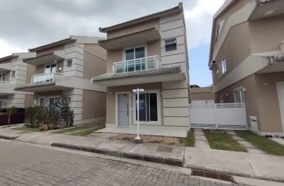 Linda casa a venda com 4 quartos 3 suíte, 2 vagas em um belo condomínio clube !