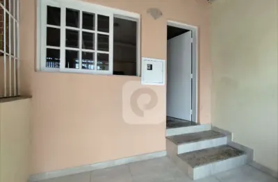 Casa com terraço, dois quartos junto ao centro do rio  e pronta para morar!