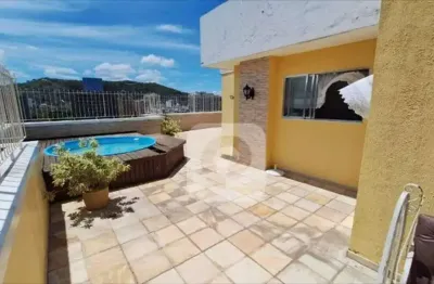 Cobertura a venda com  366m2, duas vagas de gararem  e piscina privativa .