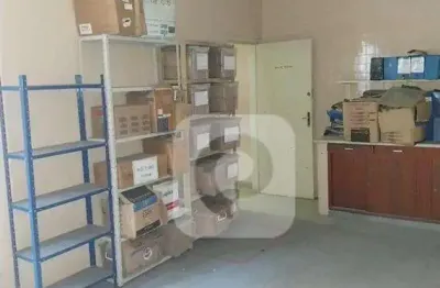 Prédio comercial com 8 salas, no centro da cidade. precisa de obra.