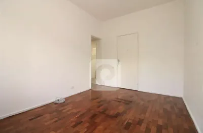 Apartamento de 2 quartos com vaga , porteiro 24 horas e piscina, ao lado do metro e shopping!