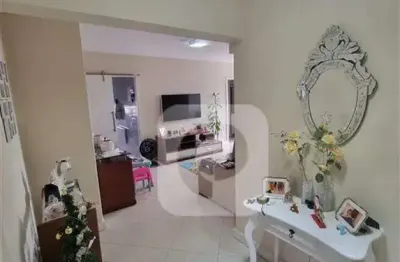 More no centro do méier, com comércio, bancos e transportes disponíveis com facilidade!