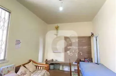 Casa de dois andares, tipo apartamento, sem condomínio e iptu