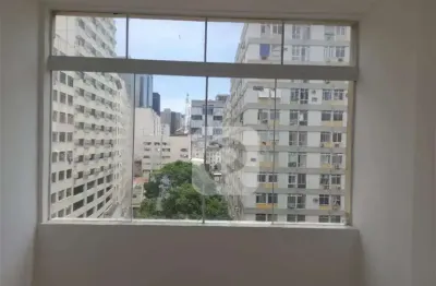 More em um apartamento no centro próximo a estações de metrô e vários serviços públicos!