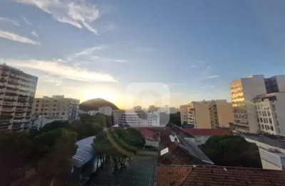 Apartamento de dois quartos com vaga. Metro São Francisco Xavier.