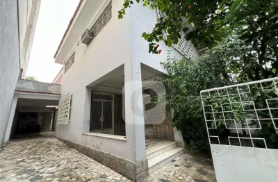 Urca: casa duplex com excelente planta e grande potencial de modernização