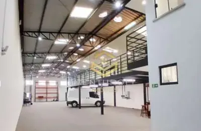 Barracão com 900 m² ao lado da rodovia – energia fotovoltaica, mezanino climatizado e estrutura completa