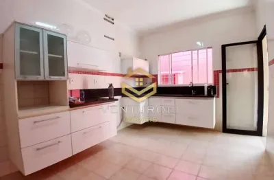 Casa para locação no Parque Jardim Europa – 3 dormitórios, suíte com hidro e quintal gramado no fundo