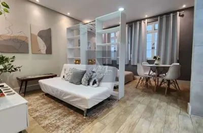 Kit finamente reformado e decorado. climatizado. 01 quadra da praia e próximo do centro.