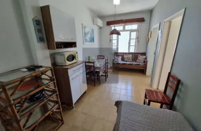 Kit de 01 dormitório com vaga de garagem no boulevard. 01 quadra da praia e próximo do centro. excelente opção de investimento para locação temporada.