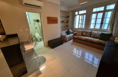 Kit reformada. climatizada. vista parcial para o mar. 01 quadra da praia e próximo do centro.