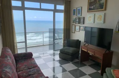 Frente ao Mar. Sacada com vista panorâmica. Reformado. 02 Dormitórios. 01 Suíte. 02 banheiros. 01 vaga de garagem.