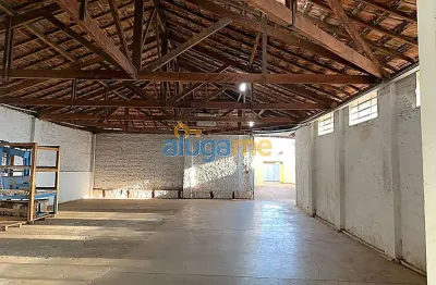 Aluguel de espaçoso galpão comercial no centro da cidade