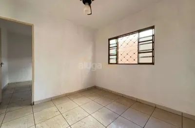 Casa residencial com 02 dormitórios e 02 vagas no bairro jardim itapema.