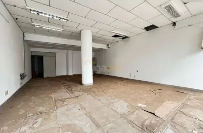 Salão comercial no centro com mezanino, cozinha, fachada de vidro e 226 m².