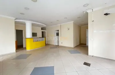 Salão comercial pronto para clínica odontológica, no centro, com 07 salas de atendimento e 04 banheiros, com recepção e copa.