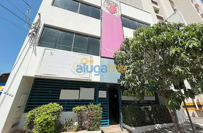 Prédio comercial no centro, com 15 salas e 5 banheiros, pronto para escola ou curso.