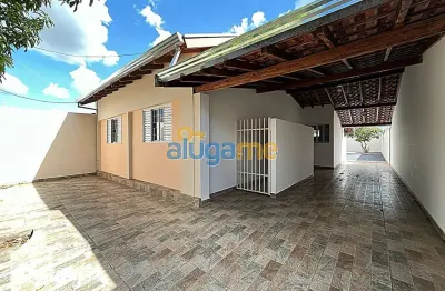 Casa comercial ou residencial com 3 dormitórios (1 suíte) e 3 vagas de garagem com amplo quintal.